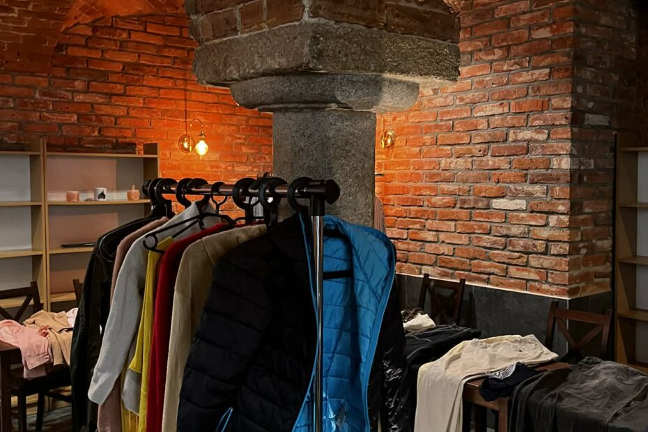 Zdjęcia prezentujące wymianę ubrań w bibliotece